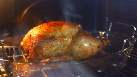 Timelapse of roasted chicken in an oven Stock Footage 129571054