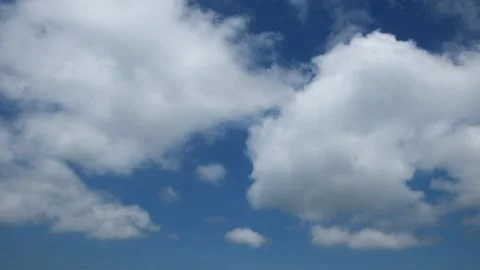 Timelapse of rolling white clouds Video stock 272476898