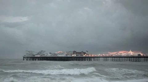 Timelapse of rough seas at The Brighton Pier on a stormy day Видео 43267293