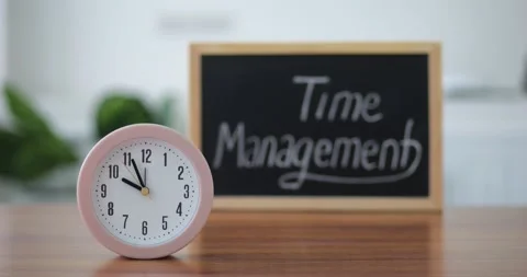 Timelapse of round clock standing on table near wooden board with slogan time Video stock 224525146