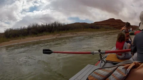 A timelapse of rowing raft down the river Video stock 37262061