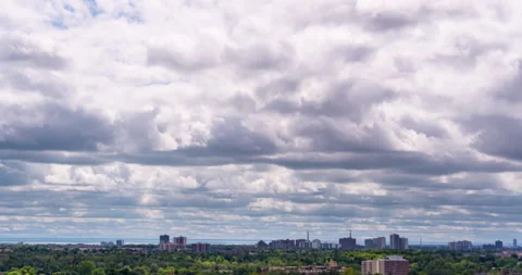 Timelapse of running clouds over American city downtown with feathered clouds Video stock 155407694
