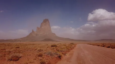Timelapse of a sandstorm in Monument Valley with dramatic mountain and road Video stock 147962390