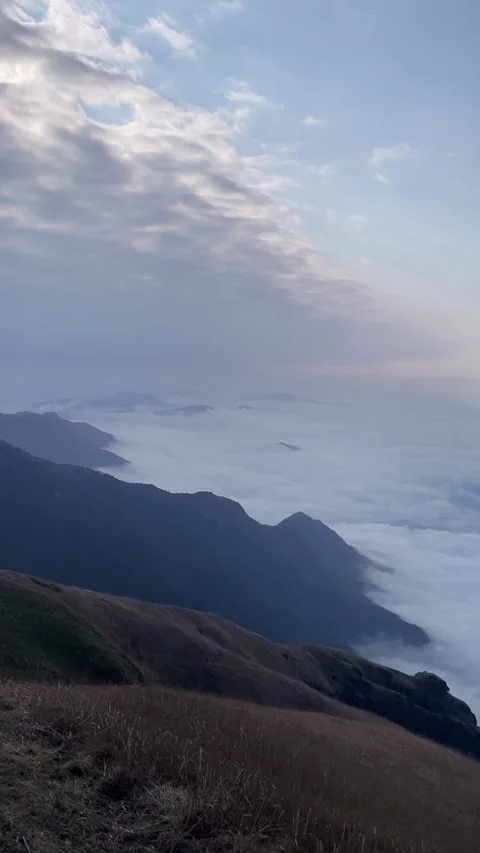 Timelapse of Sea of Clouds Flowing Over Wugong Mountain, China Video stock 330244602