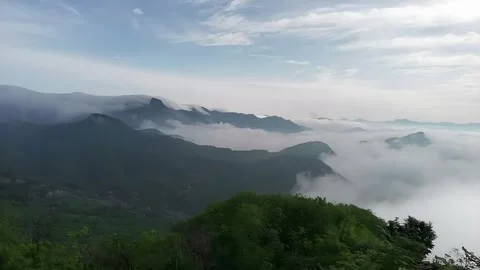 Timelapse of Sea of Clouds Moving Across Misty Qinling Mountains, Shaanxi Vidéo 337279524