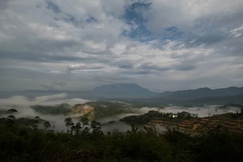 Timelapse of Sea of Clouds at Night with Mount Kinabalu as background Stock Footage 125570033