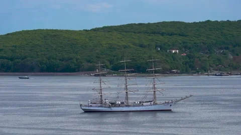 Timelapse of a seascape with a view of the sailing ship "Nadezhda". 库存影片 131194720