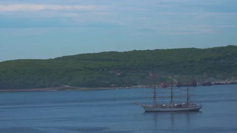 Timelapse of the seascape with a view of the sailing ship Nadezhda. 库存影片 135042347