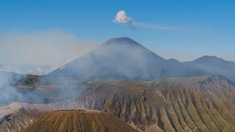 Timelapse of Semeru mountain release its volcanic gas towards blue sky.  動画素材 90527486