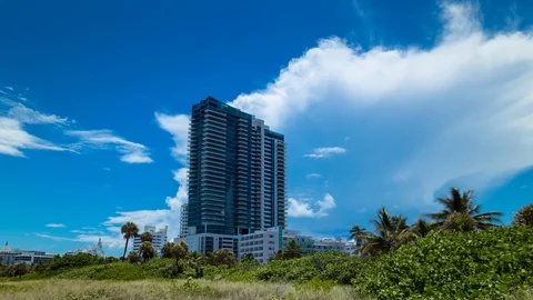 Timelapse of the Setai Hotel skyscraper building Miami beach, Clouds in the sky. Vídeos de archivo 100840525