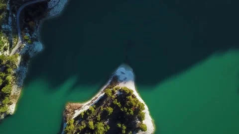 Timelapse shadow from the mountains on the lake 库存影片 239559052