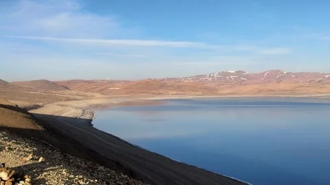 Timelapse Shadows Moving Across Arid Mountains And Lake Vídeos de archivo 334762159