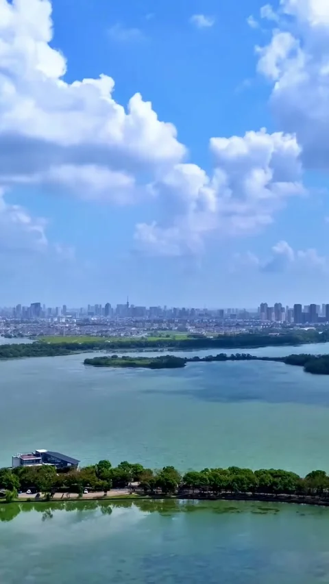Timelapse of Shang Lake showcasing views of Changshu city in China Vídeos de archivo 335072210