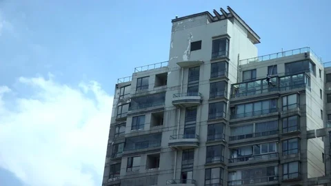 Timelapse of a Shanghai Window Cleaner Hanging From a Rope Stockbeeldmateriaal 77698454