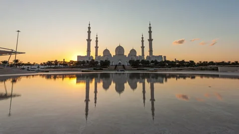 Timelapse of Sheikh Zayed Grand Mosque at sunset with glowing sky and reflection Stock-Footage 317938651