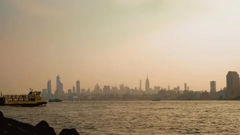 Timelapse. Ships Sailing On The Hudson River. View Of The Downtown, New York. Vidéo 102913650