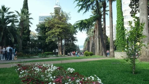 Timelapse shooting video. Camera zoom. Many tourists walk along the Central Vidéo 107458476