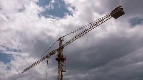 Timelapse shot of a construction crane with cumulus clouds in the background Video stock 132675452