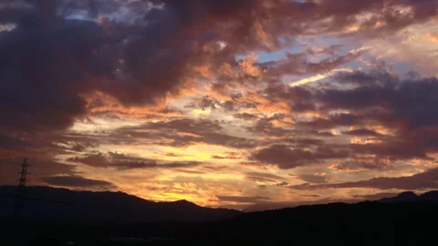 Timelapse shot of the movement of clouds at sunset. Autumn red sky at magic hour Vidéo 303531494