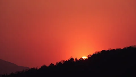 Timelapse shot of movement of sun at sunset. Burning red sky at magic hour. 4K Video stock 304855483