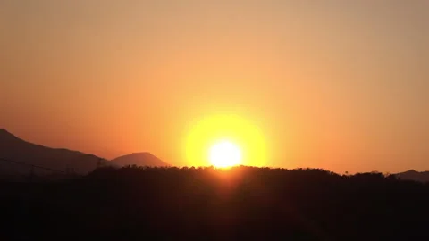 Timelapse shot of movement of sun at sunset. Golden sky at magic hour. 4K Vidéo 304942325