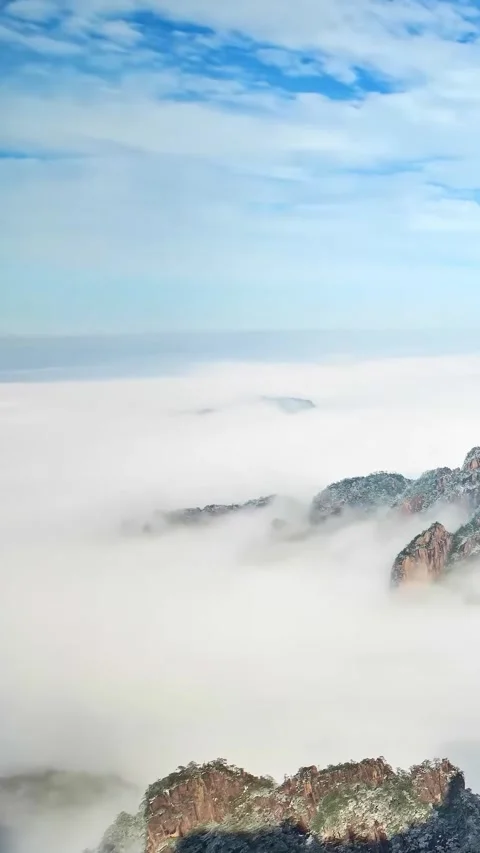 Timelapse shows changing clouds over the Yellow Mountains in Huangshan Vídeos de archivo 335072340