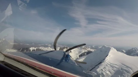Timelapse of single engine plane flying over mountain range in Alaska. Stock-Footage 121995298