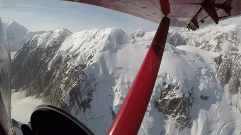 Timelapse of single engine plane flying over mountain range in Alaska. Stock-Footage 121995512