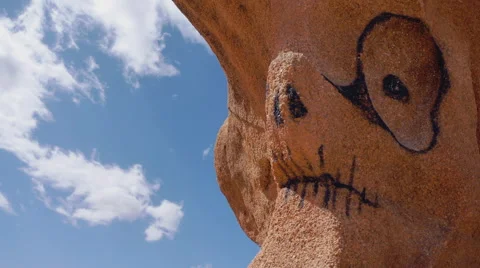 Timelapse at a skull rock Vídeo Stock 68973717