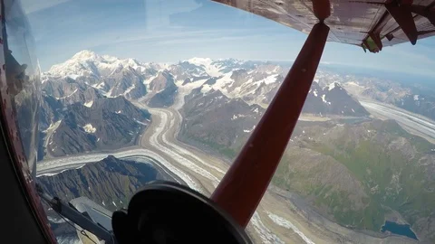 Timelapse of small bush plane flying over a mountain range in Alaska. Stock-Footage 122349103