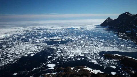 Timelapse of small chunks of ice melting away into sea water on sunny day Video stock 124239520