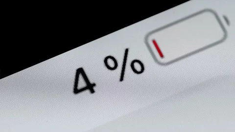 Timelapse - smartphone battery level indicator running low - close up macro view 库存影片 166973114