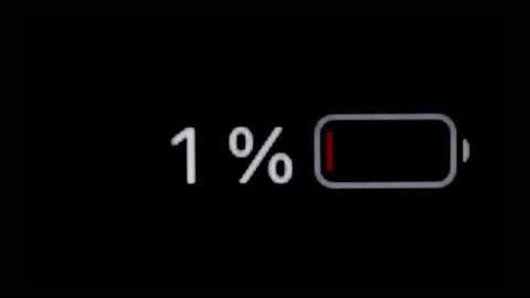 Timelapse - smartphone battery level indicator running low - close up macro view 스톡 동영상 195906764