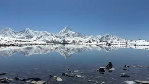 Timelapse of Snow-Capped Himalayan Mountains Reflecting in a Plateau Lake, Tibet Vídeos de archivo 336762162