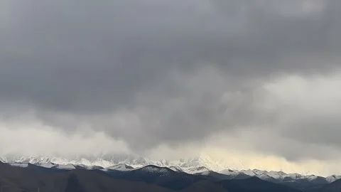 Timelapse of Snow-capped Himalayan Mountains Under Moving Clouds in Tibet, China Vídeos de archivo 336825824