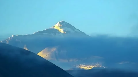 Timelapse of Snow-capped Himalayan Peaks Emerging from Clouds at Sunset Tibe 動画素材 336759035