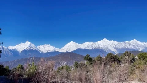 Timelapse of Snow-Capped Mount Namcha Barwa Peak Under Blue Sky, Tibet, China 動画素材 336828393