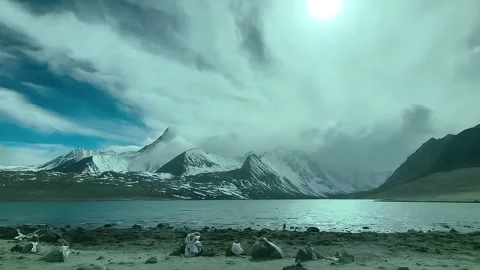 Timelapse of Snow Mountains and Alpine Lake at Sunset in Tibet, China Video stock 336759000