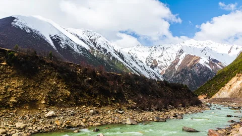 Timelapse of Snow Mountains and Alpine Lake in Nagqu, Tibet Stockbeeldmateriaal 343600717