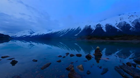 Timelapse of Snow Mountains Reflected in Ranwu Lake, Tibet Stockbeeldmateriaal 343239630