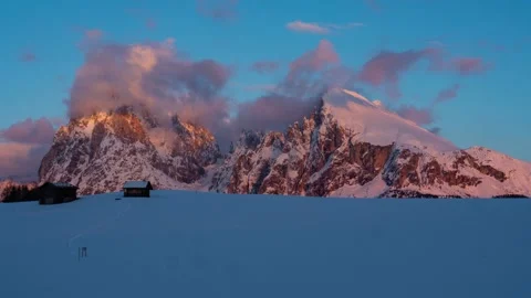 Timelapse of snowy mountain range at sunset Video stock 231615070