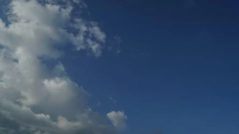 Timelapse of soft white cumulus clouds move in the blue sky Video stock 298271920