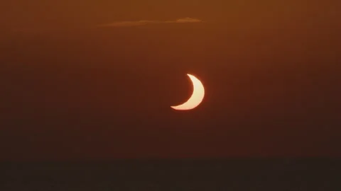 Timelapse of Solar Eclipse at Sunset Over Ocean Horizon 스톡 동영상 343090374