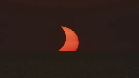 Timelapse of Solar Eclipse at Sunset over Ocean 스톡 동영상 343094308