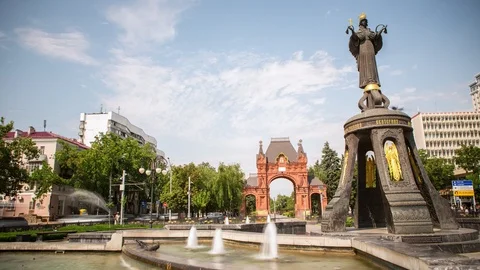 Timelapse on the square with monument Vídeo Stock 94722879