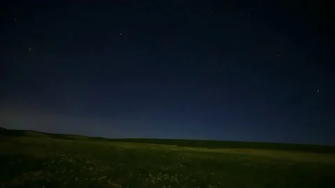 Timelapse of Starry Night Sky Over Expansive Green Grassland in China Vídeos de archivo 336764549
