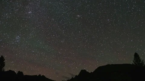 Timelapse of the starry sky over the mountains Video stock 257363110