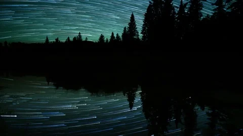 Timelapse of stars with comet like tails moving through a green aurora colored Stock Footage 320318620