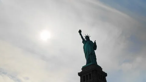 Timelapse of the Statue of Liberty with dramatic sky above. Vertical video. Vídeo Stock 318198884