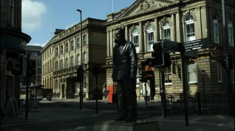 Timelapse of a statue standing in an empty city Vídeos de archivo 41234694